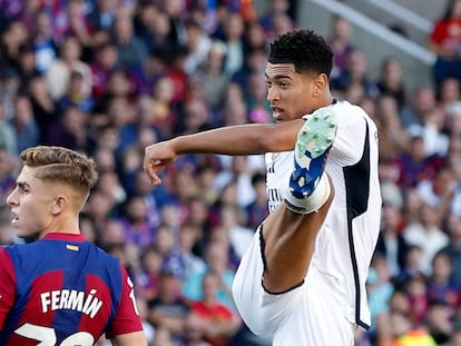 Jude Bellingham dispara a puerta en la acción del primer gol del Madrid en el clásico.