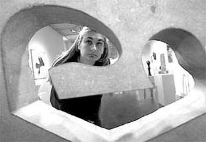 Una mujer contempla la escultura <b></b><i>Roue-Forêt IV</i> (1961) en la exposición de Arp.