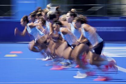 El equipo femenino de hockey sobre hierba de Argentina calienta durante una sesión de entrenamiento en el Estadio de Hockey Oi, en Tokio.