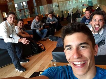 Márquez y su equipo antes de viajar a Argentina en una imagen publicada por el piloto en su cuenta de Twitter.