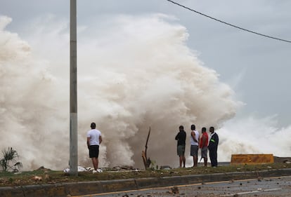 Peatones observan las olas provocadas por el huracán 'Beryl' en Santo Domingo, República Dominicana, el 2 de julio.