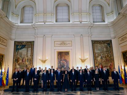 Fotografía de la cena de gala de los líderes de la OTAN reunidos en junio en Madrid, colocada sobre una consola mientras el Rey pronuncia su mensaje de Navidad, este 24 de diciembre.
