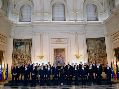 Fotografía de la cena de gala de los líderes de la OTAN reunidos en junio en Madrid, colocada sobre una consola mientras el Rey pronuncia su mensaje de Navidad, este 24 de diciembre.