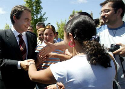 El presidente del Gobierno reparte saludos por las calles de León.