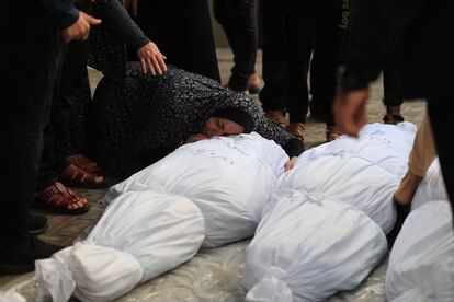 Una mujer palestina llora sobre el cadáver de un familiar fallecido en un ataque israelí en Rafah, en el sur de Gaza.