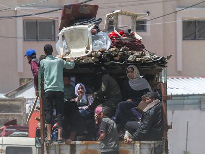 Civiles palestinos huyen de Rafah después de que la amenaza de invasión del ejército israelí a la ciudad.