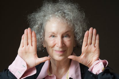 La escritora Margaret Atwood, que en distopías como El cuento de la criada ha reflejado problemáticas como el segregacionismo, dice esperar “que las personas se den finalmente cuenta de que solo hay una raza, la raza humana, y que todos somos miembros de ella”.