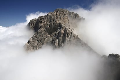El Olimpo, el «Luminoso», suele estar cubierto de nubes o coronado de nieve. Lo rodea un aura de majestad. Y con razón. Al fin y al cabo, era el monte de los 12 dioses de la mitología griega (Atenea, Afrodita, Hermes…), quienes efectivamente escogieron como residencia esta cumbre, que, con sus 2.917 metros, es la más alta de Grecia. Desde aquí mandaba Zeus el trueno y el rayo. Quien quiera estar cerca de los dioses puede ascender a la cima con el debido equipamiento. Otros se deleitan con el soberbio paisaje y con los bosques, lagos y praderas. Una zona divina entre las regiones griegas de Tesalia y Macedonia. <br></br> Más información: visitgreece.gr