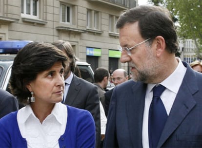 La presidenta del PP vasco, María San Gil, y el presidente de los populares, Mariano Rajoy, en Vitoria, donde han visitado a los heridos por el atentado de ETA.