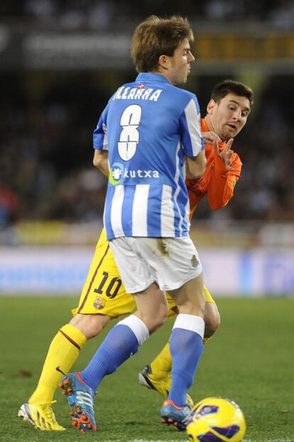 Asier trata de evitar que Messi se haga con el balón.