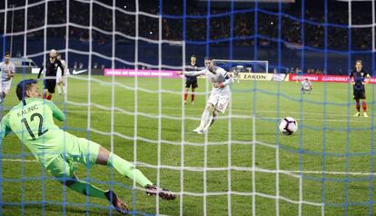 Sergio Ramos marca el segundo gol de España para empatar a dos contra Croacia.