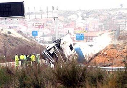 Estado en que quedó un camión ayer en Fuentespina (Burgos), tras un siniestro en el que murió el conductor.