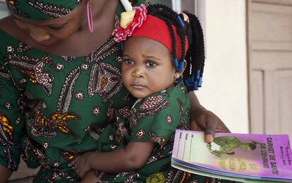 Esta es Belvine, de Benín, que espera con su madre la visita a la enfermera para su chequeo mensual de su tratamiento preventivo de tuberculosis.