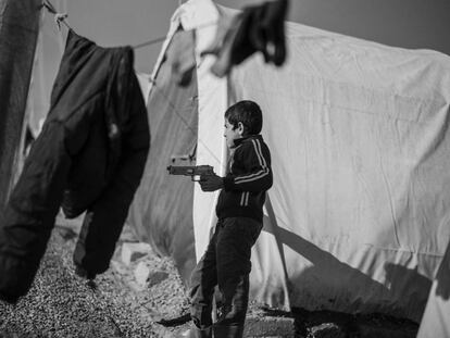Jazir, norte de Irak. 12 de diciembre de 2016. Un niño iraquí de Mosul juega con un arma de plástico en el campamento de primera acogida de Jazir.