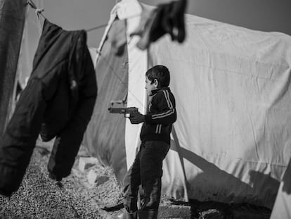 Jazir, norte de Irak. 12 de diciembre de 2016. Un niño iraquí de Mosul juega con un arma de plástico en el campamento de primera acogida de Jazir.