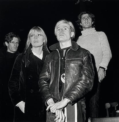 De izquierda a derecha: el director Paul Morrissey, Nico, Andy Warhol y el poeta Gerard Malanga.