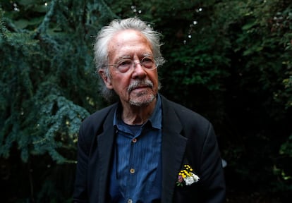 Peter Handke, cerca de su casa en París en 2019.