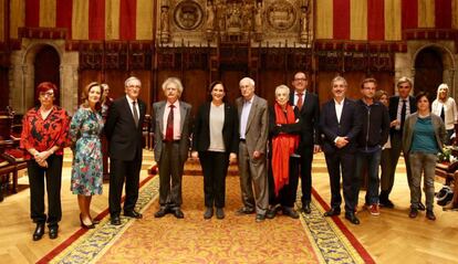 Las autoridades con los galardonados por Amics de la Rambla