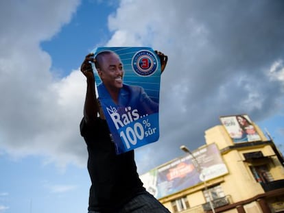 Un seguidor de Kabila celebra la victoria de Joseph Kabila.