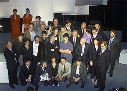 Jesús de Polanco (tercero desde la derecha en la segunda fila) y Carlos Fuentes posan junto a directivos de EL PAÍS y los premiados.