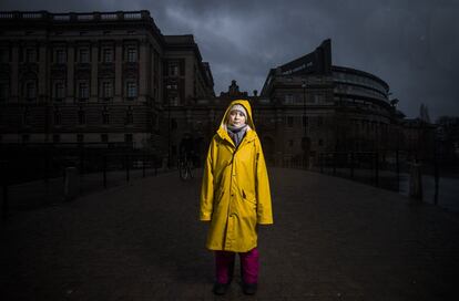 La activista sueca medioambiental de 16 años Greta Thunberg, junto al parlamento sueco en Estocolmo, el 8 de marzo.