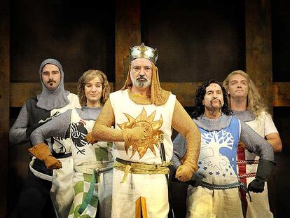 Una escena de <i>Spamalot</i>, el montaje de Tricicle sobre la película y la obra de los Monty Python.