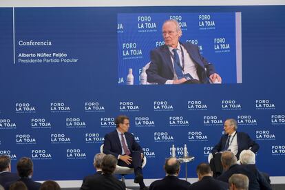 El presidente del PP, Alberto núñez Feijóo, en su conferencia este viernes en el Foro La Toja, ante el exministro Josep Piqué.