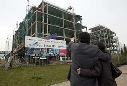 Antonio y Beatriz contemplan una urbanización de lujo en construcción en Madrid.