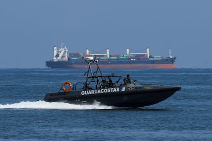 Una lancha guardacostas venezolana patrulla la costa del Caribe