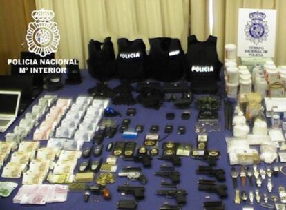 Los agentes han intervenido nueve armas de fuego, cinco pistolas de descargas eléctricas, chalecos antibalas y falsas placas de policía en la desarticulación de una red que robaba a narcotraficantes