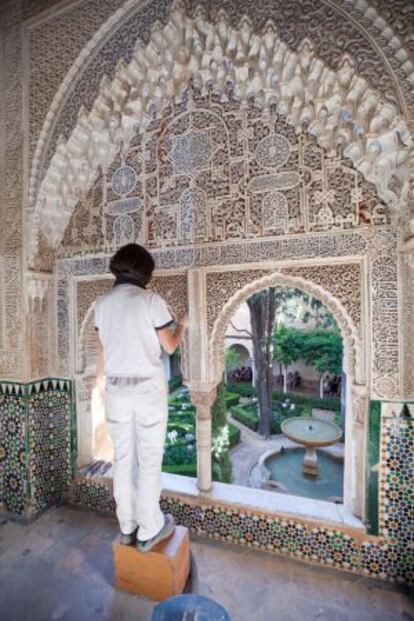 Una restauradora trabaja en las yeserías de la Alhambra.