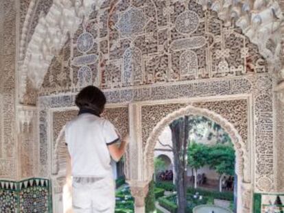 Una restauradora trabaja en las yeserías de la Alhambra.