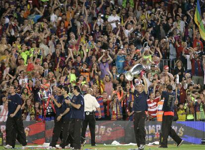 Los jugadores recorren el Camp Nou exhibiendo ante los seguidores las tres copas ganadas esta temporada.