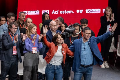 El secretario general del PSOE y presidente del Gobierno, Pedro Sánchez, y la ministra de Ciencia, Innovación y Universidades y líderesa del PSPV-PSOE, Diana Morant, intervienen en la inauguración del congreso de los socialistas valencianos este sábado en València. 