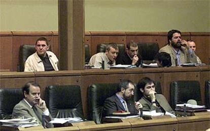 En la fila de escaños superior, el grupo parlamentario de Sozialistas Abertzaleak durante un pleno del Parlamento vasco.