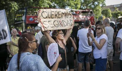 La protesta contra la inseguridad  en la Baceloneta concentró a unos 400 vecinos, según la Guardia Urbana. 
