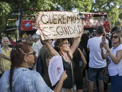 La protesta contra la inseguridad  en la Baceloneta concentró a unos 400 vecinos, según la Guardia Urbana. 