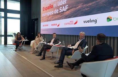 La secretaria general de Biocirc, Margarita de Gregorio, y los CEOs de Vueling, Iberia y Cepsa, Carolina Martinoli, Marco Sansavini y Maarten Wetselaar, respectivamente, esta mañana en el debate sobre la industria del SAF.