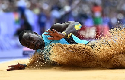El atleta de Bahamas Ken Mullings, tras un salto de longitud en el Estadio de Francia, en Saint-Denis.