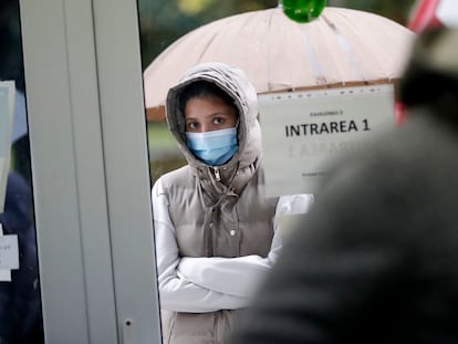 Una joven espera en el exterior del Instituto de Neumología Marius Nasta de Bucarest el viernes.