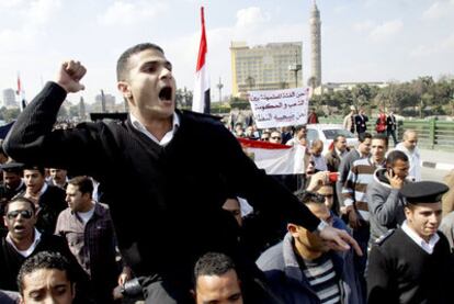 Un policía se manifiesta ayer en El Cairo en demanda de mejoras salariales.