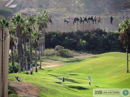 Melilla, 22 de octubre de 2014. Un grupo de inmigrantes subsaharianos permanece en lo alto de la valla fronteriza junto a un campo de golf en el que dos jugadoras continúan con su partido, indiferentes a lo que está ocurriendo. José Palazón vive en Melilla y es fundador de la Asociación Pro Derechos de la Infancia (PRODEIN). Ha recibido varios premios por su actividad en la defensa de los derechos humanos en la frontera de España con Marruecos, entre ellos el Premio Periodismo Humano en 2013.