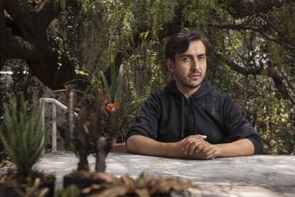 Antonio Vega, en el jardín de la galería Labor