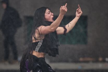 Una manifestante grita durante los enfrentamientos con la policía.