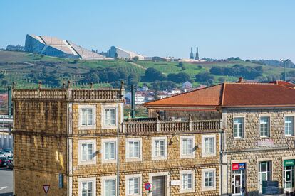Vista de la Cidade da Cultura de Galicia, un complejo arquitectónico erigido en la cúspide del monte Gaiás.