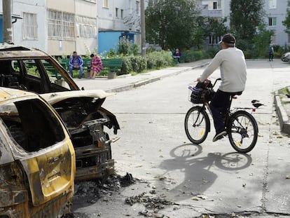 Vecinos de Energodar, cerca de Zaporiyia, junto a vehículos dañados, en septiembre de 2022.