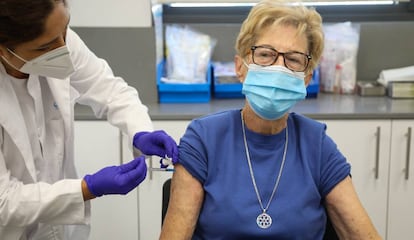 Una mujer recibe la tercera dosis de la vacuna contra la Covid-19 en Madrid.