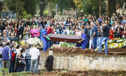 Familiares e amigos acompanham o sepultamento dos corpos do ator Rafael Henrique Miguel e de seus pais, João Alcisio Miguel e Miriam Selma Miguel, na zona sul de São Paulo.