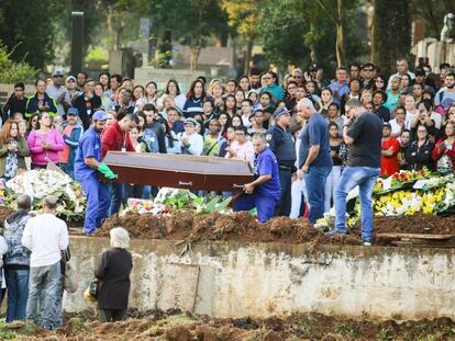 Familiares e amigos acompanham o sepultamento dos corpos do ator Rafael Henrique Miguel e de seus pais, João Alcisio Miguel e Miriam Selma Miguel, na zona sul de São Paulo.