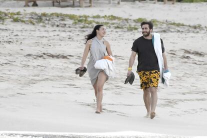 El actor Jake Gyllenhaal y su novia Greta Caruso, paseo por las playas de  St Barts.